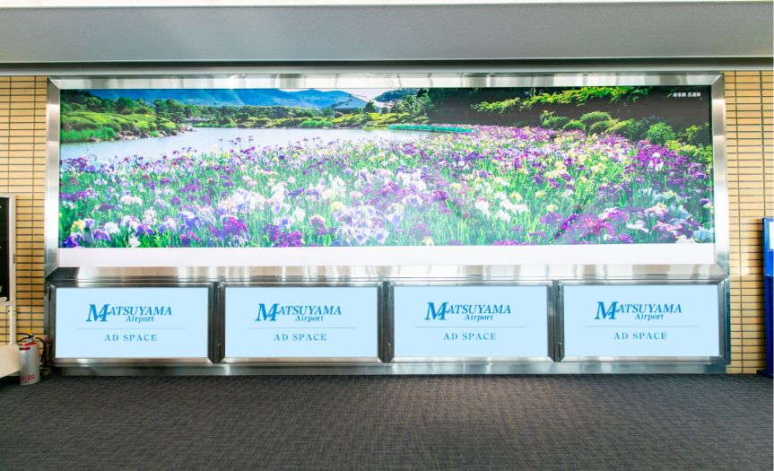 商品展示：国内線2F搭乗待合室内の写真