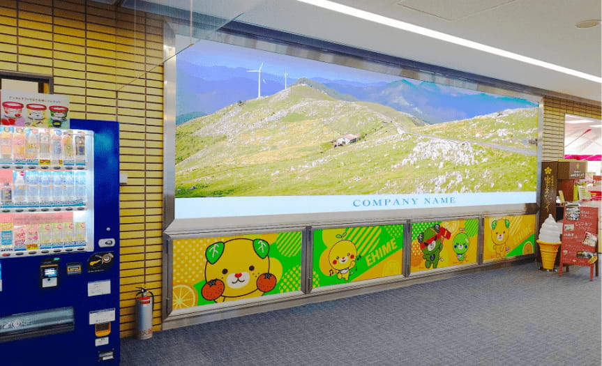 社名広告：国内線2F搭乗待合室内の写真