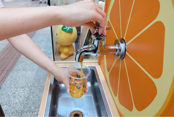 蛇口からみかんジュース